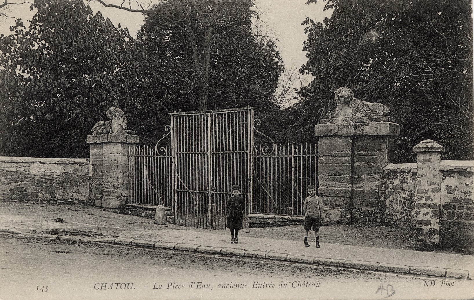 Chatou Parc 052b La grille du Château Probable erreur dans la description.jpg