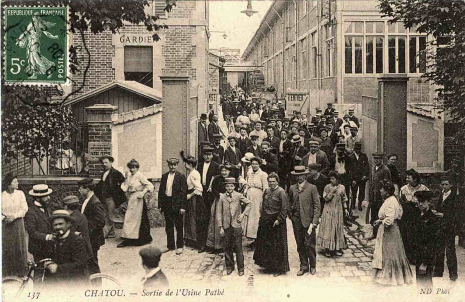 Chatou Sortie de l'Usine Pathé avant 1908.jpg